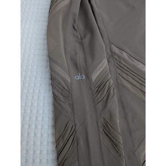 Alo Yoga Ultimate High-Waist Legging in Gravel - Picture 4 of 11